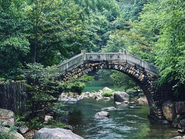 天臺山石梁飛瀑